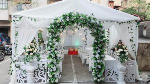 Cổng cưới trang trí bằng hoa nhựa