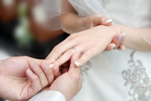 Nên đeo nhẫn cưới tay nào? Vị trí đeo nhẫn cưới của con trai và con gái.