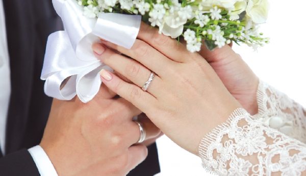 Con trai và con gái nên đeo nhẫn cưới tay nào?