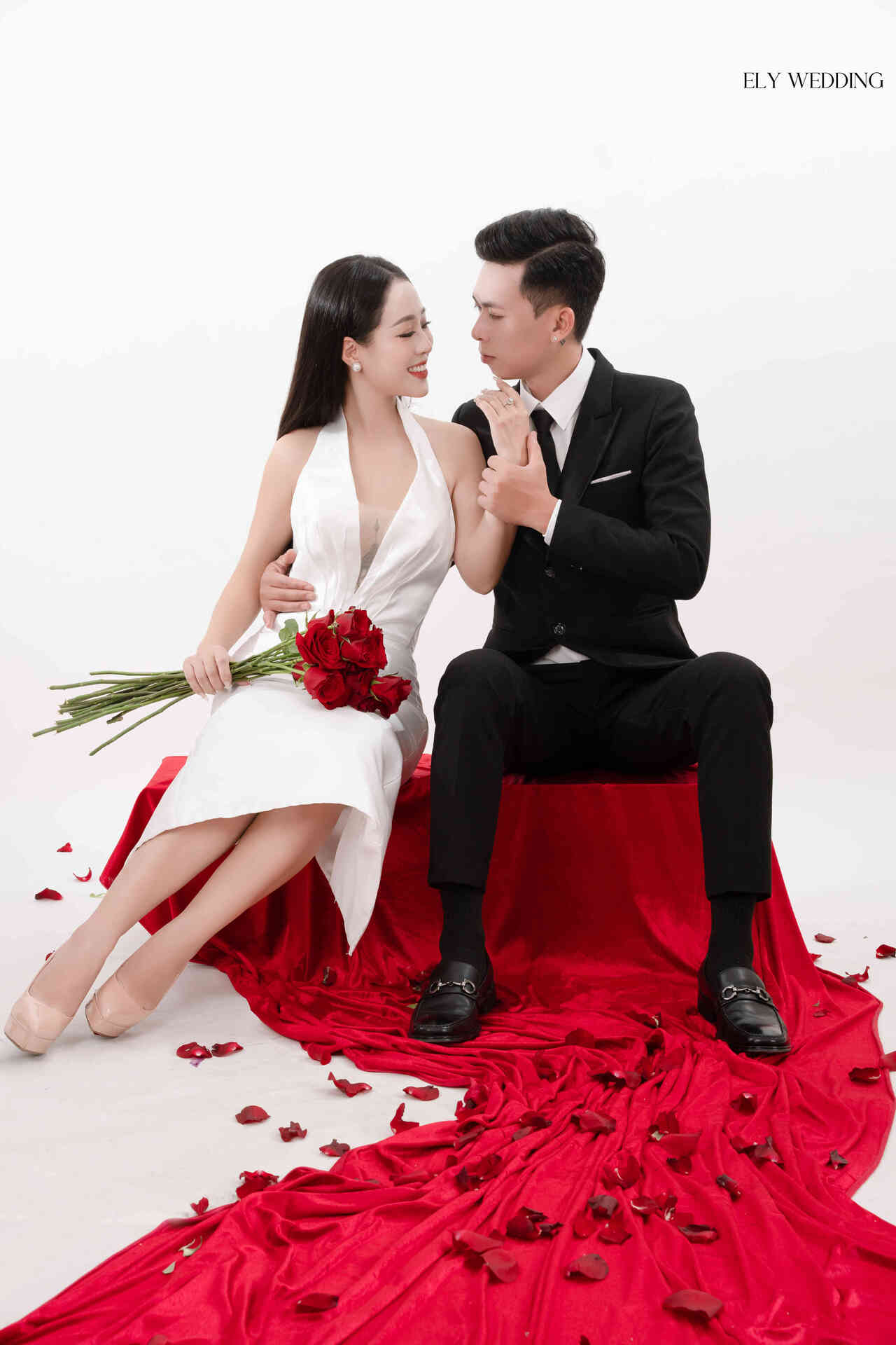 Phong Cách Ảnh Cưới Phông Trơn: Đơn Giản Nhưng Đầy Tinh Tế 2 địa điểm cầu hôn ở hà nội, Phong cách ảnh cưới phông trơn