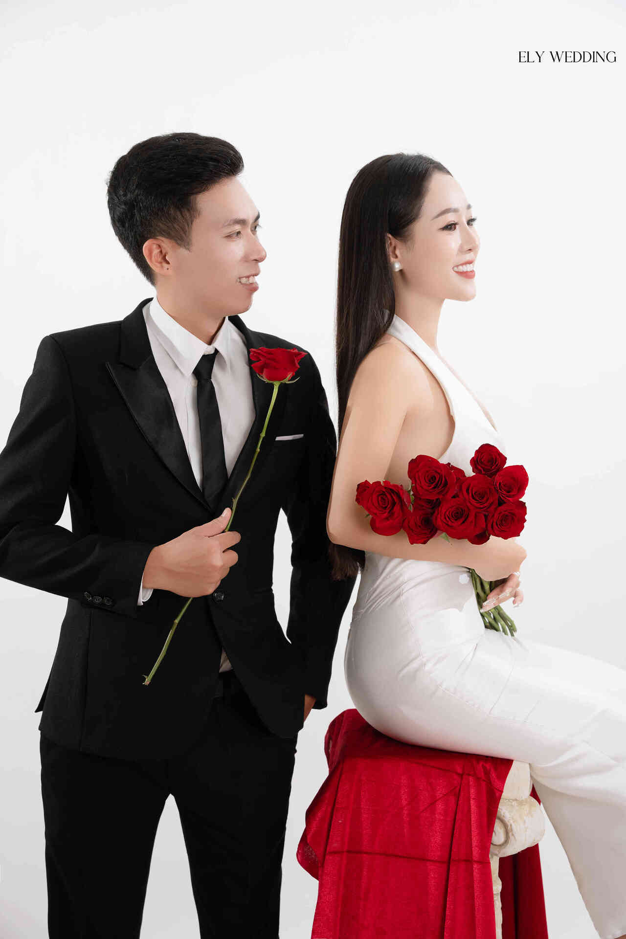 Phong Cách Ảnh Cưới Phông Trơn: Đơn Giản Nhưng Đầy Tinh Tế 3 Tổ chức lễ cưới trong nhà thờ